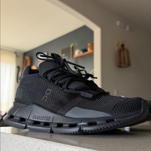 On Coudnova Running Women’s Black Athletic Shoes 6 1/2